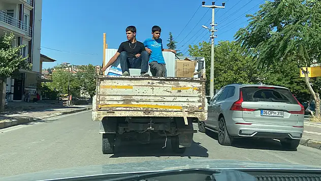 Kamyonet kasasında 2 çocuğun tehlikeli yolculuğu kamerada
