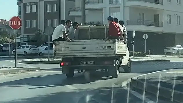Kamyonet kasasında 6 kişinin tehlikeli yolculuğu kamerada
