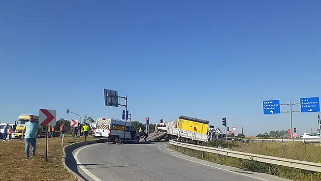 Kamyonet, kırmızı ışıkta bekleyen 2 işçi servisine çarptı: 18 yaralı
