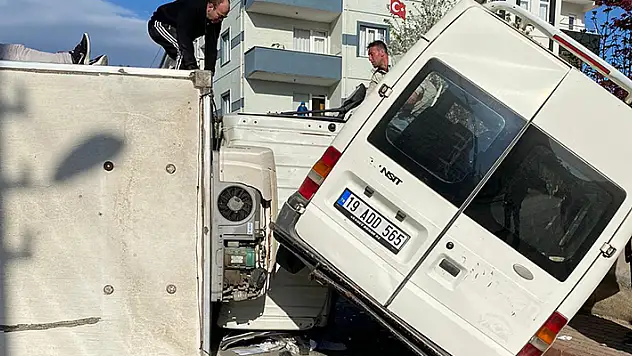 Kamyonet, minibüse yandan çarpıp devrildi 3 yaralı

