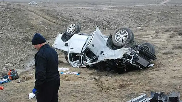 Kamyonet şarampole devrildi: 1 ölü