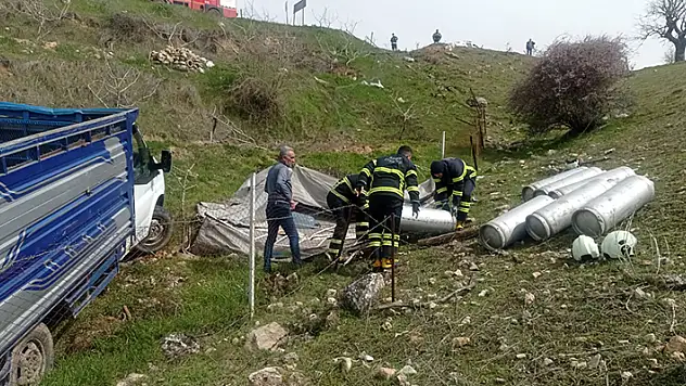 Kamyonet şarampole yuvarlandı: 1'i ağır, 2 yaralı


