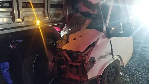 Konya'da kamyonet tıra arkadan çarptı: 1 ağır yaralı