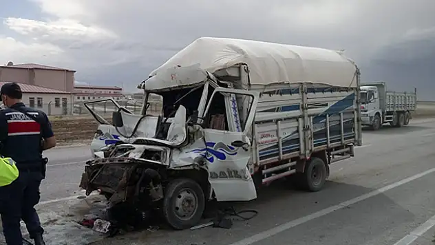 Kamyonet tıra arkadan çarptı: 1 ölü, 1 yaralı
