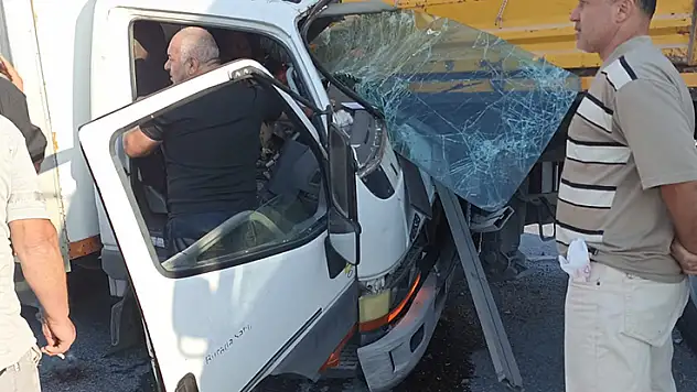 Kamyonet tıra ok gibi saplandı sürücü ağır yaralandı
