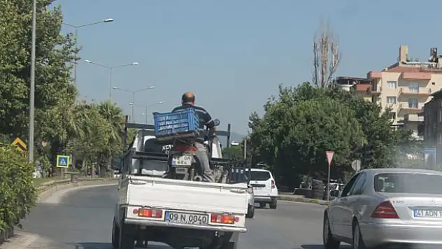 Kamyonet üzerinde motosikletle ilginç yolculuk