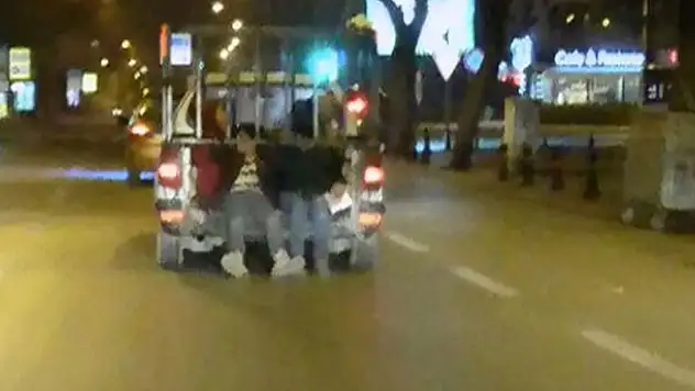Kamyonet üzerinde tehlikeli yolculuk