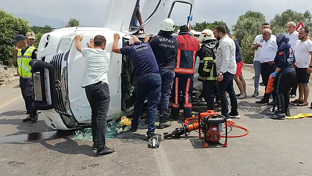 Kamyonet virajda takla attı anne öldü, eşi ve kızı yaralandı