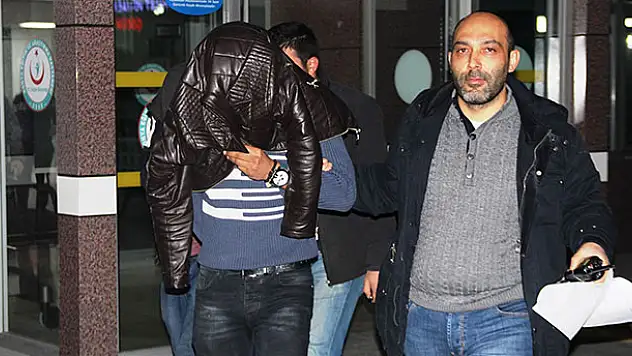 Kamyonete aldıkları kadını gasp ettiler