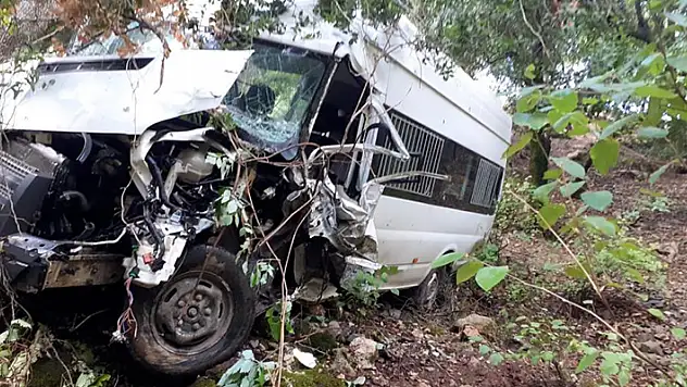 Kamyonete çarpan öğrenci servisi dereye uçtu: 10 yaralı
