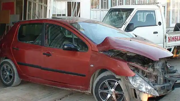 Kamyonete çarpan otomobil savruldu