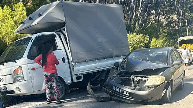Kamyonete çarpan otomobil sürücüsü hayatını kaybetti