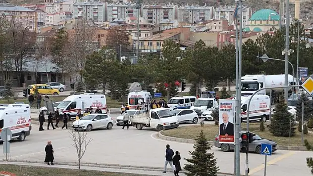 Kamyonete çarpmamak için manevra yapan ambulans kaldırıma çarptı: 2 yaralı
