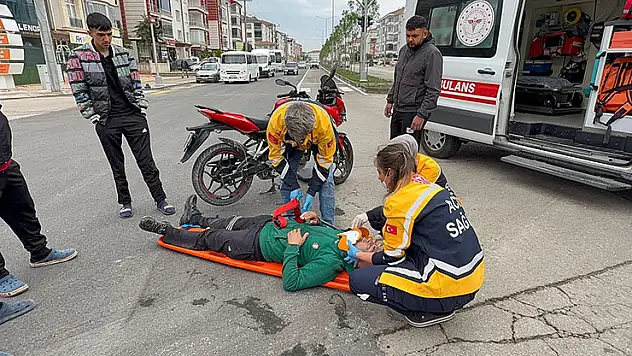 Kamyonetin kasasına tutundu, az daha canından oluyordu