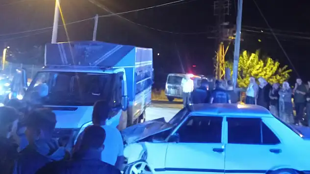 Kamyonetle çarpışan otomobil hurdaya döndü: 3 yaralı
