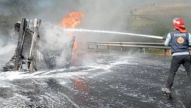 Kamyonetle çarpışan petrol tankeri alev topuna döndü: 2 ölü, 4 yaralı
