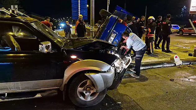 Karaman'da kamyonetle otomobil çarpıştı, araçlarda sıkışanları itfaiye kurtardı: 3 yaralı
