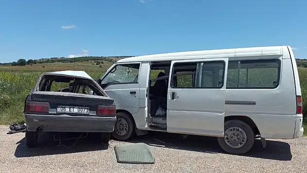 Kamyonetle otomobilin çarpıştığı kazada 3 kişi yaralandı

