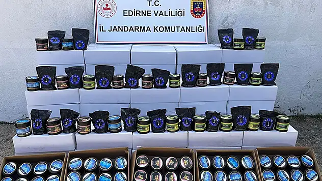 Kamyonette 1 ton kaçak nargile tütünü ele geçirildi
