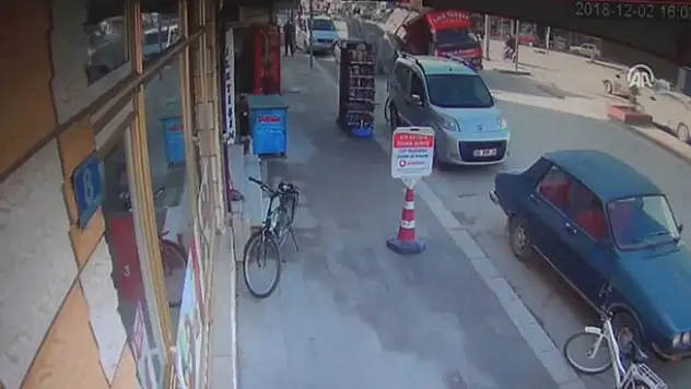 Kamyonetteki briketler, otomobilin üzerine devrildi