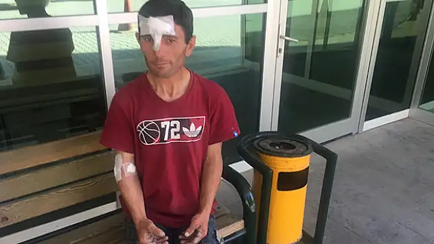 Kamyonetten yüklediği briketin üzerine devrilmesi sonucu yaralandı 