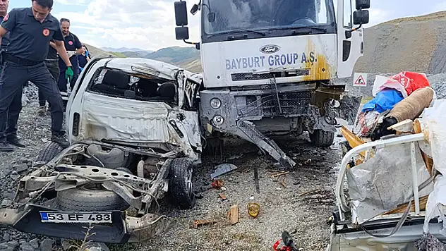 Kamyonla çarpışan kamyonet ikiye ayrıldı: 3 ölü, 2 yaralı
