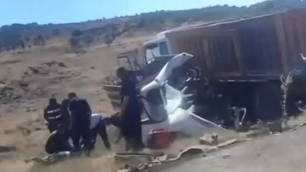 Kamyonla çarpışan kamyonetin sürücüsü öldü
