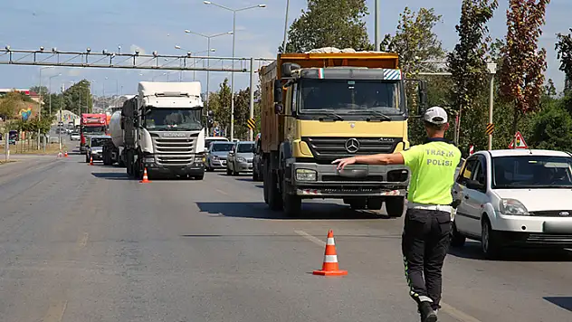 Kamyonların 15 Nisan'a kadar İstanbul ve Ankara istikametinde ilerlemesine izin verilmeyecek
