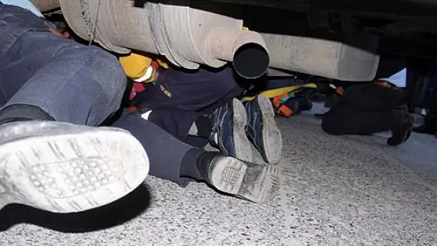 Kamyonun altında sıkışıp kaldı