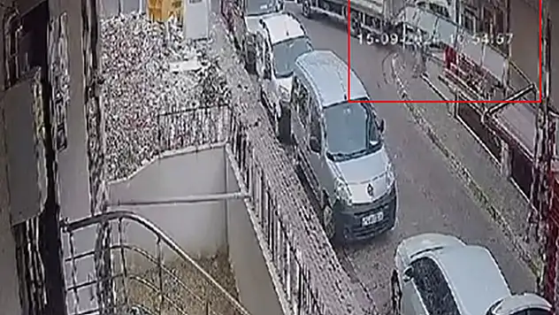 Kamyonun devirdiği market tabelası alışverişten çıkan adamın kafasına düştü

