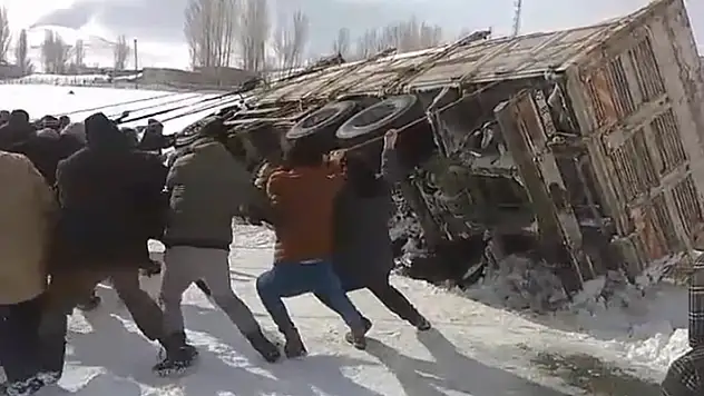 Kanala düşen kamyonu halatlarla çekerek çıkardılar


