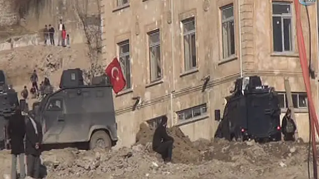 Kanalizasyon çalışmasında PKK bombası patladı!