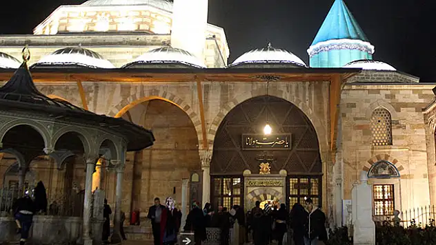 Kandilde vatandaşlar Hazreti Mevlana'nın türbesine akın etti