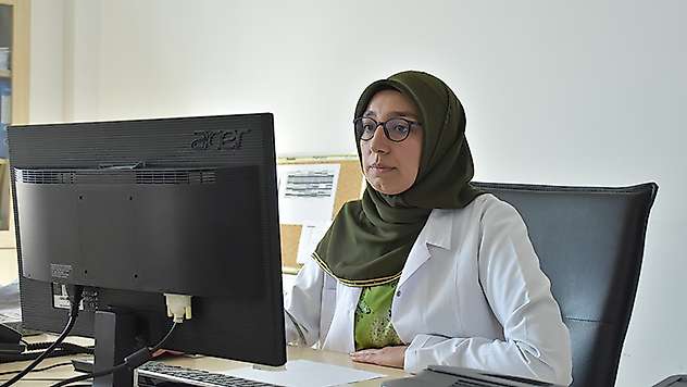 Kanseri yenen Meryem hemşire aynı hastalıkla mücadele edenlere moral oluyor
