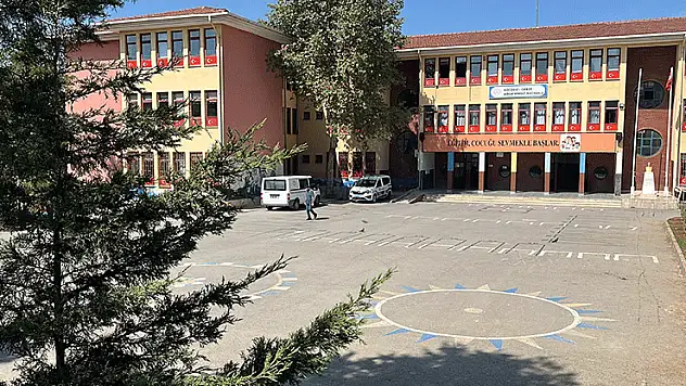 Kantinden ekler yiyen 5 öğrenci zehirlenme şüphesiyle hastaneye kaldırıldı