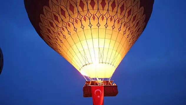 Kapadokya'da balonlar 23 Nisan için havalandı

