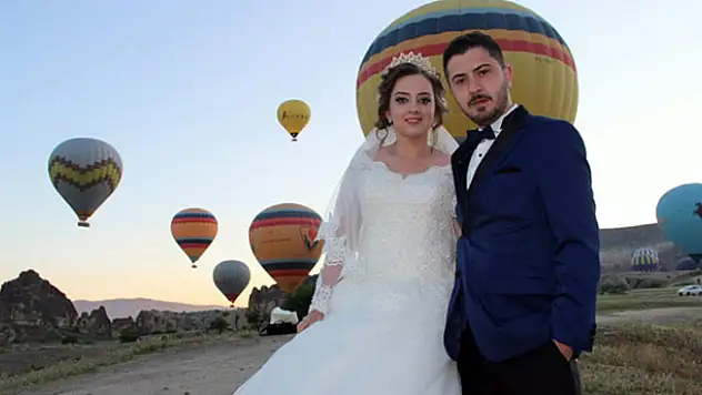 Kapadokya'da balonlar eşliğinde düğün fotoğrafları