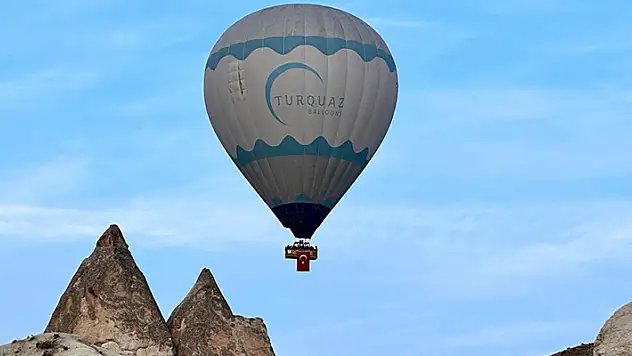 Kapadokya'da balonlar Türk bayrağıyla uçtu
