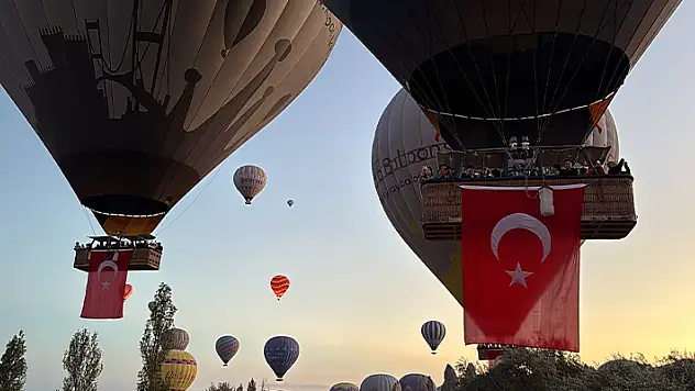 Kapadokya'da balonlar Türk bayraklarıyla uçtu
