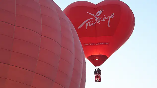 Kapadokya'da sıcak hava balonları Türk bayrakları ve posterlerle uçtu
