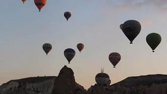 Kapadokya'da turistler oy kullanmaya uçarak gittiler