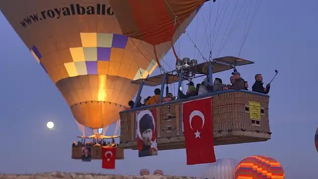 Kapadokya'da 100. yıl coşkusu: 100 balon 100 Türk bayrağı ve Atatürk posterleriyle havalandı!
