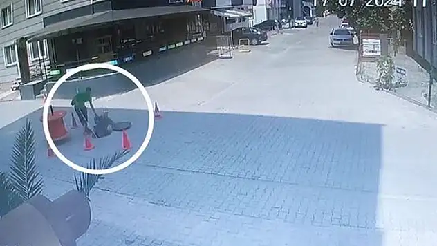 Kapağı açık bıraktılar! Görme engelli öğretmen rögara düştü!
