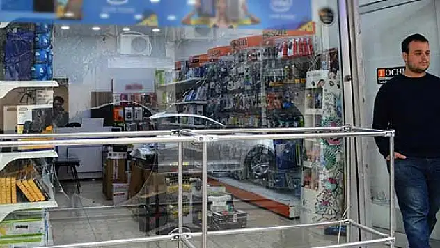 Kapalı kepengi keserek iş yerini soydular