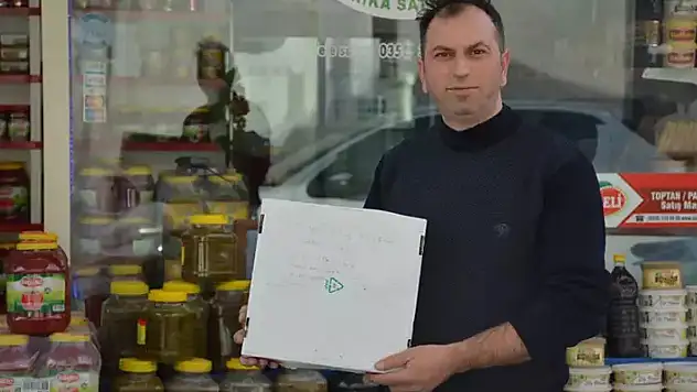 Kapalı marketin önünden ürünleri alıp, not bıraktı
