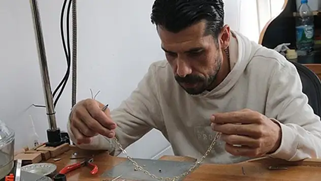 Kapalıçarşı'da edindiği tecrübeyle değerli taşlara ve altına takılarla hayat veriyor
