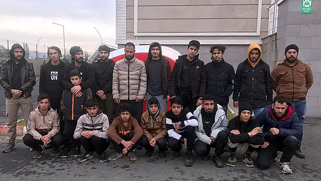 Kapanla durdurulan minibüsten 19 kaçak Suriyeli çıktı
