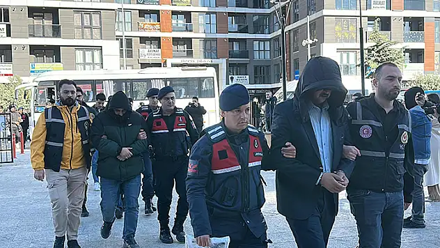 Kapıkule'de rüşvet operasyonunda gözaltına alınan 38 gümrük muhafaza memuru adliyede