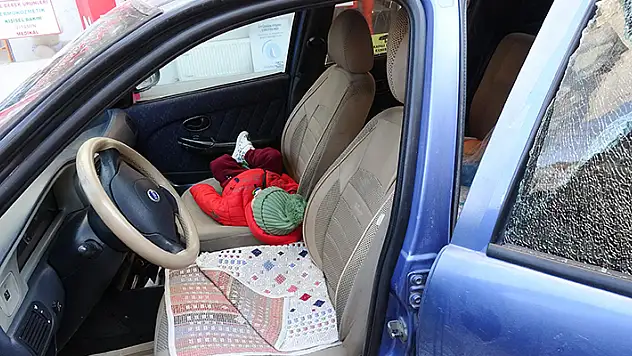 Kapıları arızalı otomobilde kilitli kalan bebeği, itfaiye kurtardı

