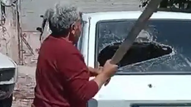 Kaportacıya kızdı, boyası dökülen aracının camlarını sopayla kırdı
